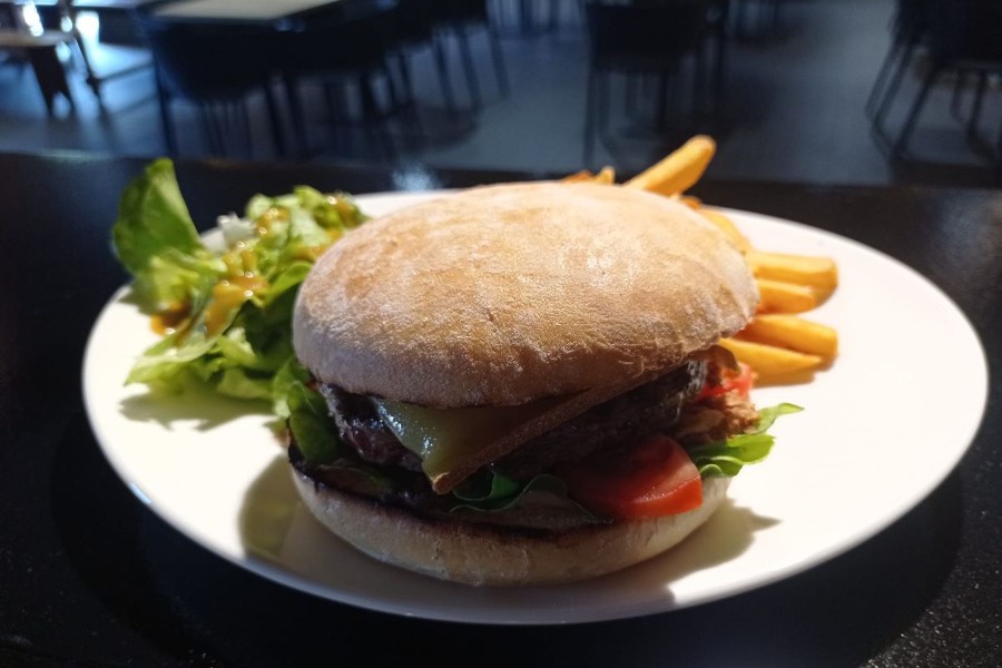 Burger tout Schuss - Steak Fromage de producteur - frites salade